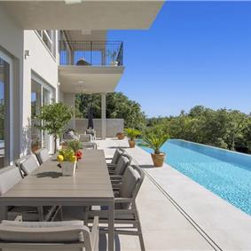 Luxury 4-Bedroom Villa with generous sized Infinity Pool near Buje, Istria. Sleeps 8